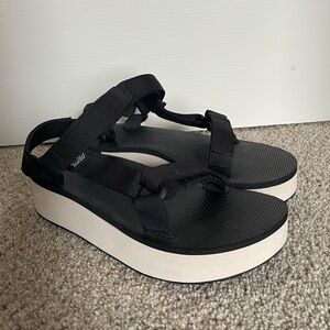 Teva Women’s Flatform Universal platform Velcro sandals - great condition